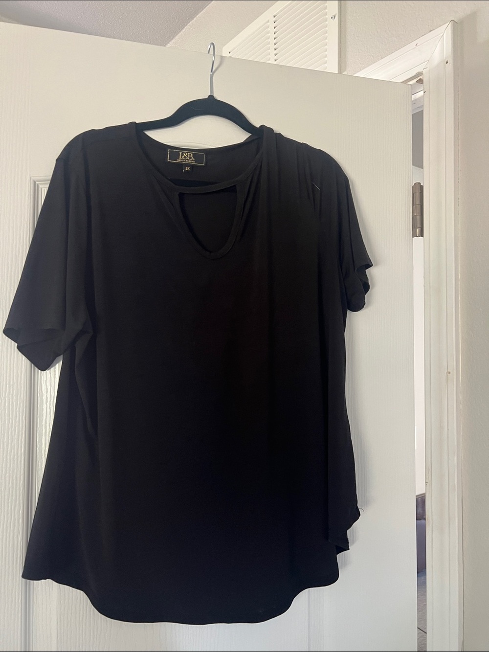 L&B Black Short-Sleeve Keyhole Detail Women's Tee